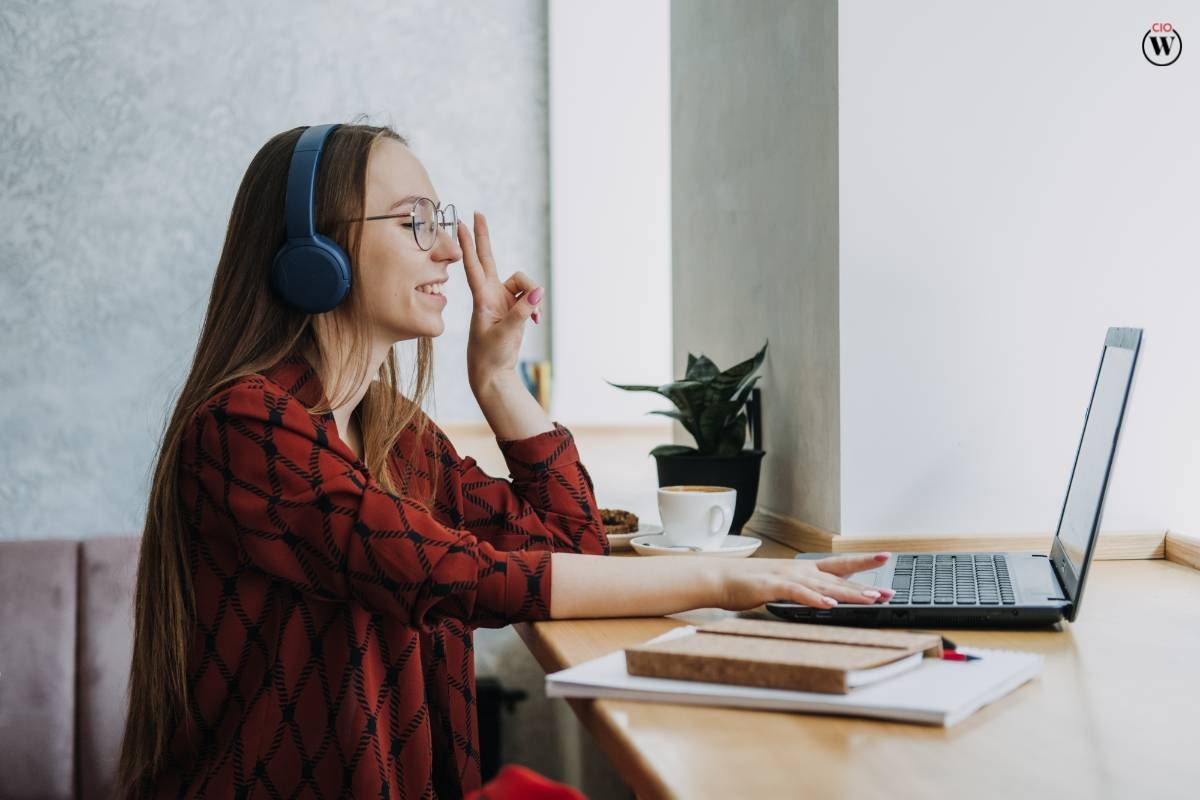 Side Gig Comparison: Moonlighting vs. Freelancing | CIO Women Magazine