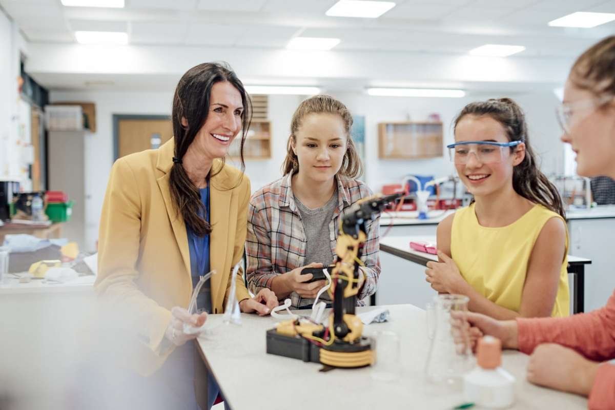 Women CEOs in Tech Who Are Breaking Barriers and Leading Innovation | CIO Women Magazine