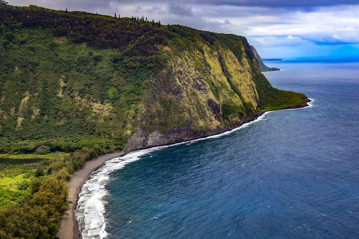 Top 4 Black Sand Beaches in Hawaii: Volcanic Beauty Awaits | CIO Women Magazine