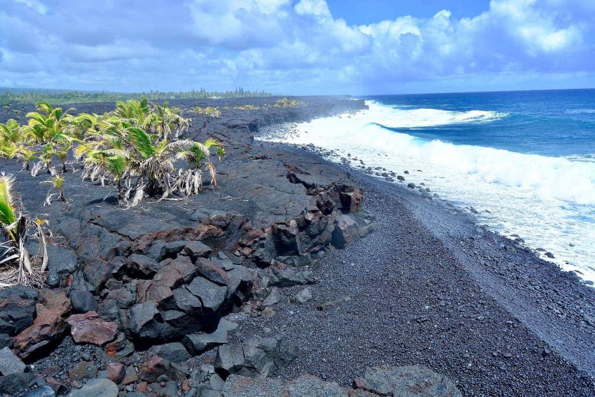 Top 4 Black Sand Beaches in Hawaii: Volcanic Beauty Awaits | CIO Women Magazine